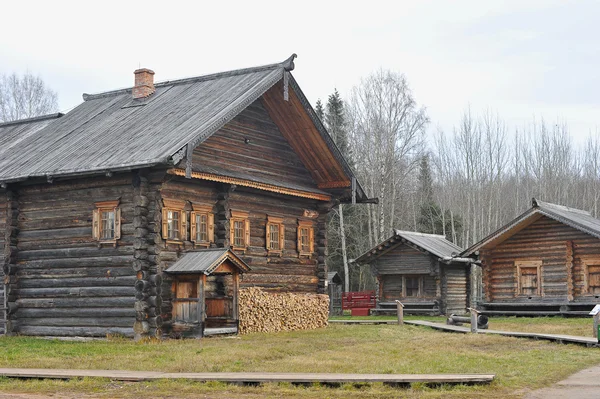 Antigua casa de madera en pueblo ruso pueblo de Semyonkovo, Volog — Foto de Stock