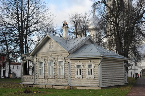 Vecchia casa in legno e la Cattedrale di Vologda, Russia — Foto Stock