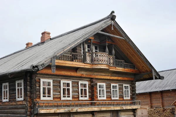 Antigua casa de madera en pueblo ruso pueblo de Semyonkovo, Volog — Foto de Stock