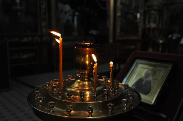 Allumage de bougies dans l'église — Photo