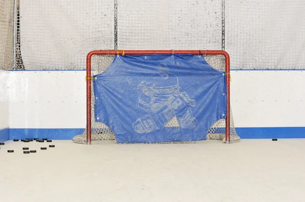 Jetant la zone de hockey - portails et rondelles sur glace artificielle — Photo