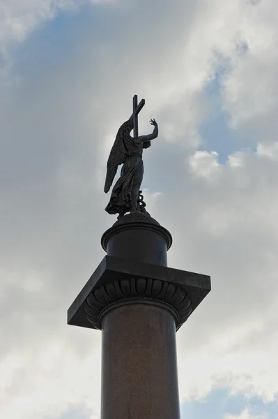 Anjo coroando a coluna de Alexandre na praça do Palácio em St. Pete — Fotografia de Stock