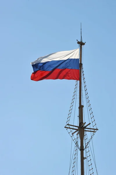 Russische vlag - de tricolor op de vlaggenmast van de Peter en Pau — Stockfoto