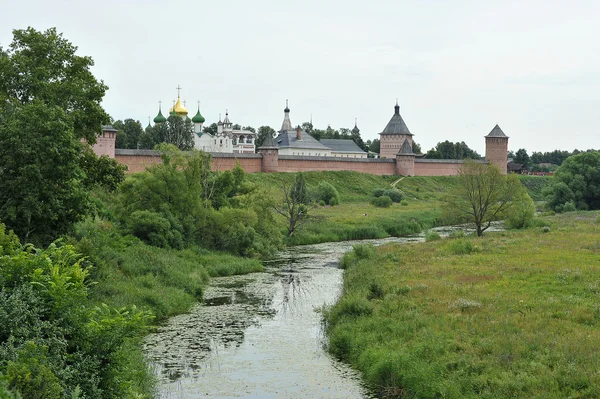 Вид на реку и монастырь в Суздале, Россия — стоковое фото