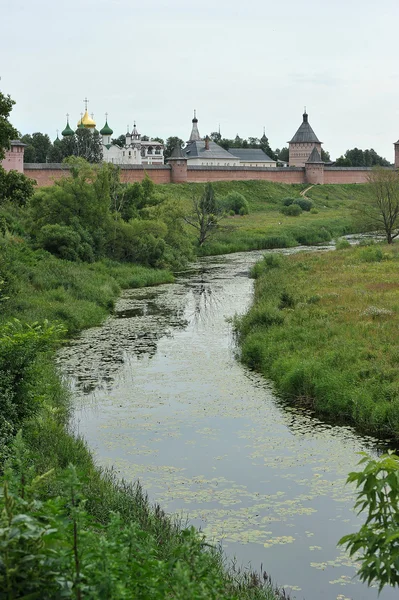 Blick auf den Fluss und das Kloster in Susdal, Russland — Stockfoto