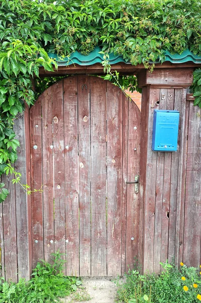 Porte d'entrée en bois et boîte de réception — Photo
