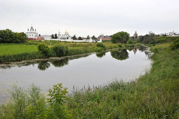 Blick auf den Fluss und das Kloster in Susdal, Russland — Stockfoto
