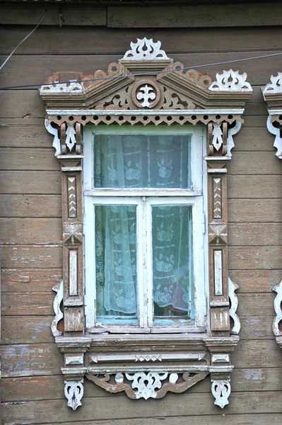 Fenêtre dans une vieille maison en bois à Suzdal, Russie — Photo