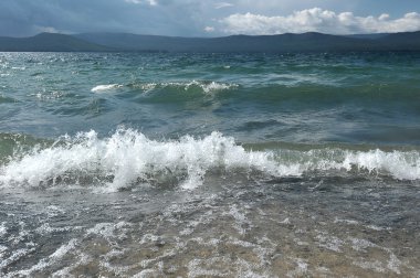 kumlu plajları, dalgalar ve fırtına bulutları üzerinde arka plan