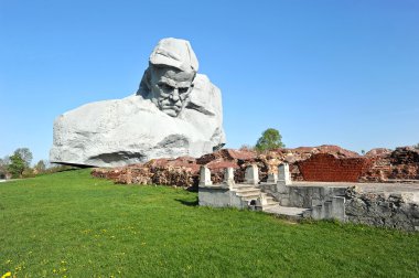 Brest Kalesi ve harabeye savunucuları Anıtı