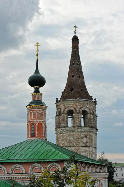 Blick auf alte Häuser und Kirchen in Susdal, Russland — Stockfoto