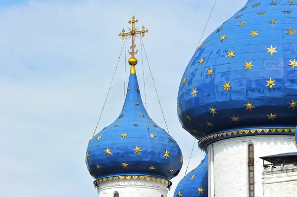 Korset og par ved katedralen i Kreml i Suzdal , - Stock-foto