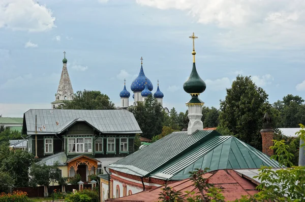 Visningar av gamla hus och Suzdal Kreml, Ryssland — Stockfoto