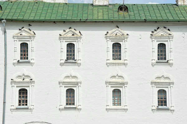 Das Fenster mit den Tauben an der Fassade des Kreml in sout — Stockfoto
