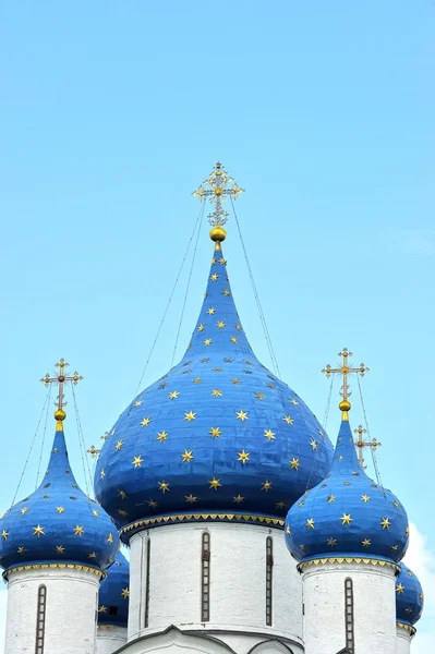 La croix et le couple à la cathédrale du Kremlin à Suzdal , — Photo