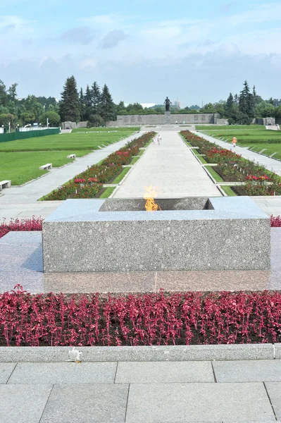 Eternal flame at Piskarevsky cemetery in St. Petersburg, Russia — Stock Photo, Image