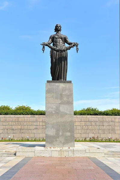 The monument at the Piskarevskoye memorial cemetery in St. Peter — Stock Photo, Image