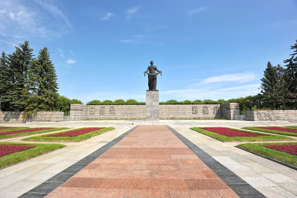 The monument at the Piskarevskoye memorial cemetery in St. Peter — Stok fotoğraf