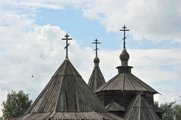 Antigua iglesia rusa construida en madera en Suzdal, Rusia — Foto de Stock