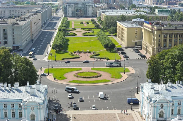 ST. PETERSBURG, RUSIA - 09 DE AGOSTO DE 2015: vista de la plaza Ras — Foto de Stock