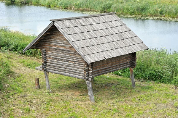 Rifugio russo in legno - bagno al fiume — Foto Stock