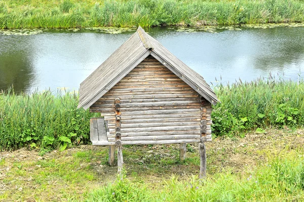 Cabaña de madera rusa - baño en el río —  Fotos de Stock