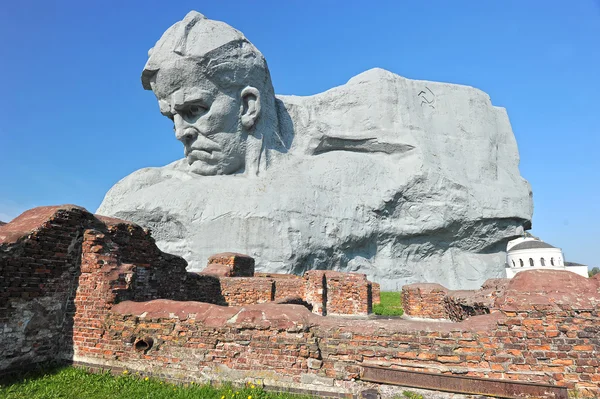 Het monument van de verdedigers van het Fort Brest en de ruïne — Stockfoto