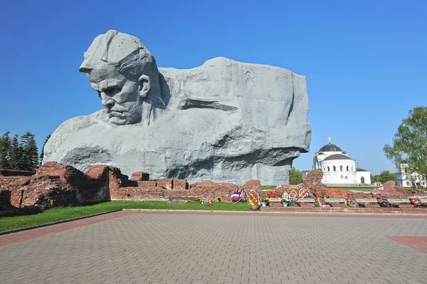 Monumentet till försvararna av fästningen Brest och ruinen — Stockfoto