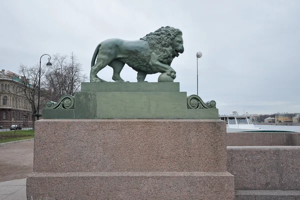 SAINT PETERSBURG, RÚSSIA - 26 de abril de 2015: escultura de leão perto de — Fotografia de Stock