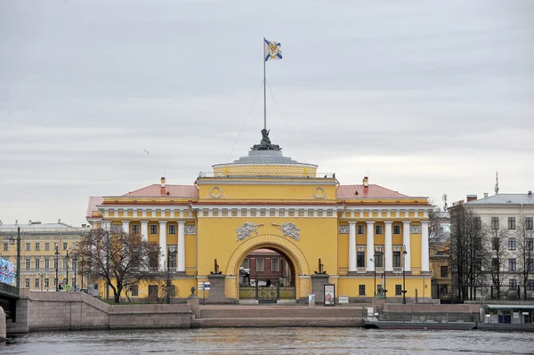 SAN PETERSBURGO, RUSIA - 26 DE ABRIL DE 2015: la construcción del N —  Fotos de Stock