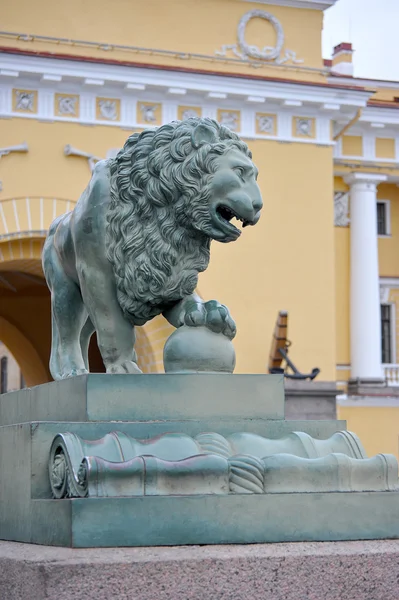Saint Petersburg, Rusya - 26 Nisan 2015: Aslan heykel t yakınındaki — Stok fotoğraf