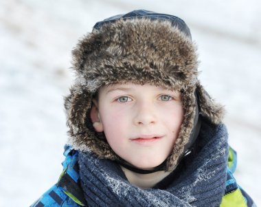 Kışın küçük çocuk bir kürk şapka kış - kar eşarp ve