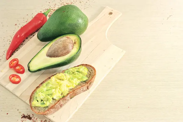 Frisches gesundes Sandwich mit Avocado — Stockfoto
