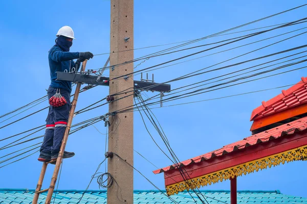 Asiatische Techniker Auf Holzleiter Installieren Kabelleitungen Telefon Und Internetsignalanlage Auf — Stockfoto