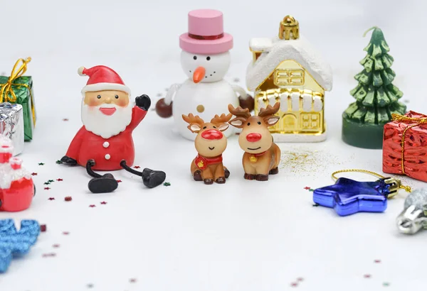 Foco Boneca Papai Noel Com Muitas Decorações Natal Fundo Branco — Fotografia de Stock