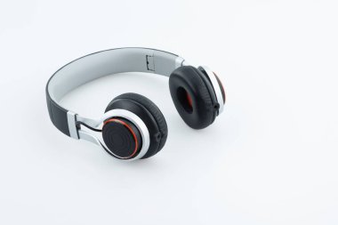 Beyaz arka planda siyah gümüş ve kırmızı yuvarlak çizgili kablosuz bluetooth kulaklık.