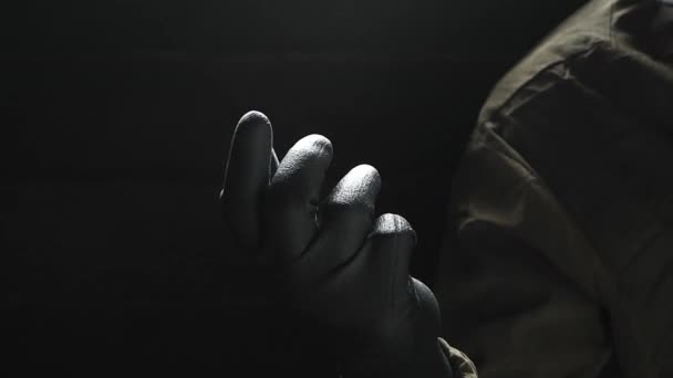 Nahaufnahme Mysteriöser Verbrecher Oder Hacker Schwarzem Handschuh Der Sich Langsam — Stockvideo