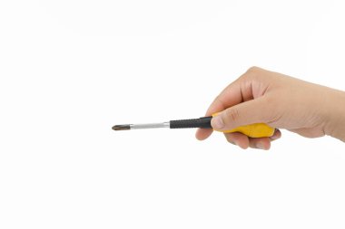 El ele tutuşan adam, beyaz arka planda tornavidayı sıfırlıyor.