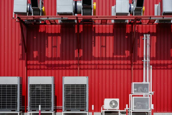 Diverse Airconditioningsystemen Hvac Airconditioningsysteem Rode Metalen Plaatwand Buiten Industrieel Gebouw — Stockfoto