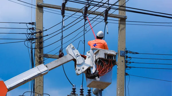 Visão Baixo Ângulo Eletricista Com Ferramenta Vara Desconexão Caminhão Guindaste — Fotografia de Stock