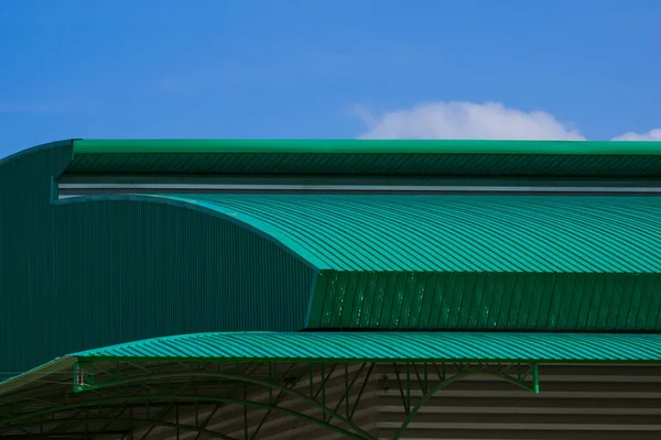 Telhado Curvo Metal Verde Armazém Construção Contra Fundo Céu Azul — Fotografia de Stock