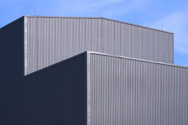 Zonlicht Schaduw Het Oppervlak Van Grijs Gegolfd Metaal Fabrieksgebouw Tegen — Stockfoto