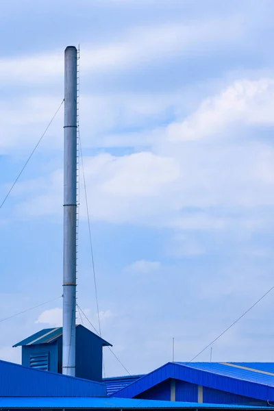 Grote Schoorsteen Blauw Fabrieksgebouw Daken Tegen Witte Wolk Blauwe Lucht — Stockfoto