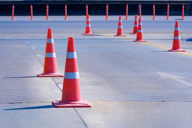 Girişte plastikten uyarı direkleri olan turuncu trafik konileri şehrin ana yoluna bağlanıyor.