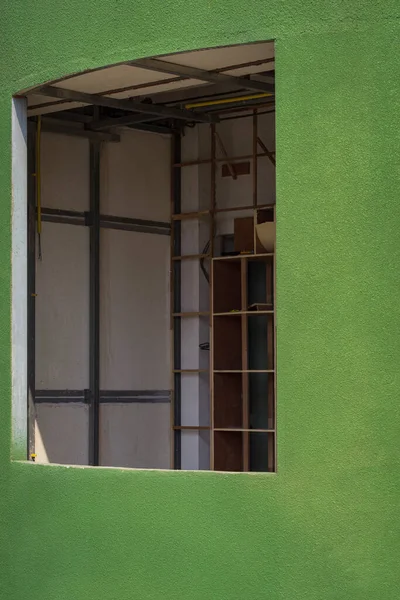 Struttura Della Parete Interna Incompiuta Cornici Finestre Muro Cemento Verde — Foto Stock