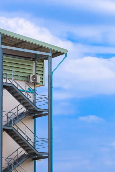 Боковой Вид Пожарной Лестницы Системой Дождевой Канавы Компрессором Кондиционирования Воздуха — стоковое фото