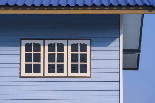 Sluneční Světlo Povrchu Bílá Okna Modré Dřevěné Zdi Vinobraní Domu — Stock fotografie