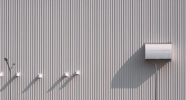 Merkezi gaz ısıtıcısı bacalı kurutucu menfezi modern beyaz fabrika binasının kıvrımlı metal duvarına baca bacası.