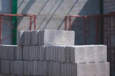 İnşaat alanının içindeki beton bloklar.