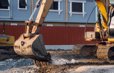 İnşaat sahasının hazırlanması, Kazıcı 'nın inşaat sahasında tesis yapmaya çalışması,
